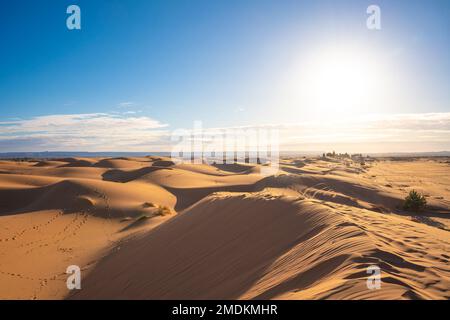 Une vue sur les dunes du désert dans le désert du Sahara, au Maroc Banque D'Images