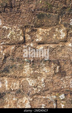 Vieux mur de brique de mudbrick endommagé d'une vieille maison en ruines comme arrière-plan Banque D'Images