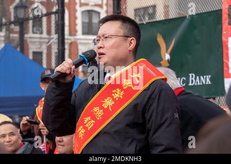 New York, États-Unis. 22nd janvier 2023. Le consul général chinois à New York Huang Ping s'exprime au meilleur quartier chinois le nouvel an lunaire de l'ouverture du lapin à la cérémonie et au festival de la culture de Firecracker à Chinatown sur 22 janvier 2023 à New York. Chinatown, New York. Crédit : SOPA Images Limited/Alamy Live News Banque D'Images