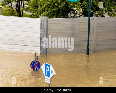 Signalisation routière et protection contre les inondations lors des inondations de 2013 à Mauthausen, Autriche, haute-Autriche, Mauthausen Banque D'Images