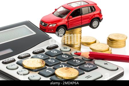 Voiture avec calculatrice et pièces en euros, le calcul des coûts de la voiture, la composition Banque D'Images
