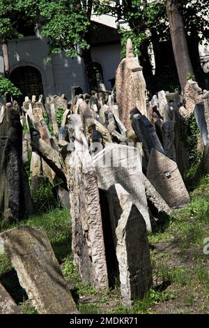 Vieux cimetière juif, de nombreuses pierres tombales se sont entassées ensemble dans le cimetière juif de Prague, République tchèque, Prague Banque D'Images