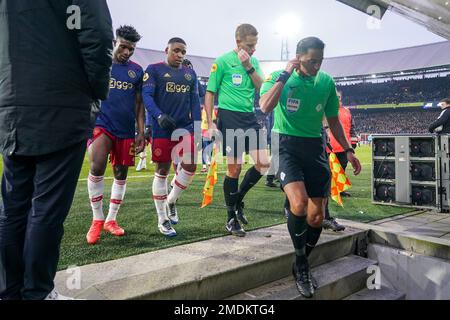 Rotterdam, pays-Bas. 22nd janvier 2023. ROTTERDAM, PAYS-BAS - JANVIER 22 : Mohammed Kudus d'Ajax, Steven Bergwijn d'Ajax, l'arbitre adjoint Joost van Zuilen et l'arbitre Serdar Gozubuyuk après le match entre Eredivisie et Ajax aux pays-Bas à Stadion Feijenoord sur 22 janvier 2023 à Rotterdam, pays-Bas (photo de Joris Verwijst/Orange Pictures) crédit : Orange pics BV/Alay Live News Banque D'Images