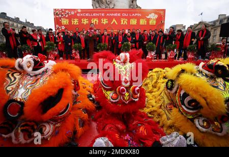 Paris, France. 22nd janvier 2023. Les gens assistent au défilé du nouvel an chinois à Paris, en France, le 22 janvier 2023. Credit: Gao Jing/Xinhua/Alamy Live News Banque D'Images
