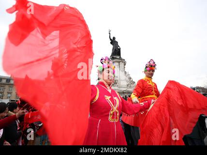 Paris, France. 22nd janvier 2023. Les participants se sont produit lors du défilé du nouvel an chinois à Paris, en France, le 22 janvier 2023. Credit: Gao Jing/Xinhua/Alamy Live News Banque D'Images