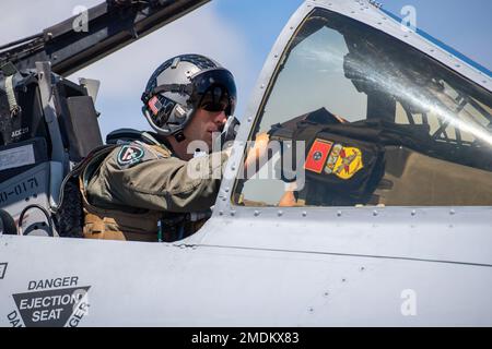 ÉTATS-UNIS Le capitaine de la Force aérienne Hunter Hayes, Pilote Thunderbolt II A-10 affecté au groupe de chasseurs 924th de la base aérienne Davis-Monthan, Arizona, se prépare à décoller pour soutenir le RIMPAC 22 à la base des Marines Hawaii 25 juillet 2022. Vingt-six nations, 38 navires, trois sous-marins, plus de 170 avions et 25 000 membres du personnel - y compris les aviateurs du 624 RSG - participent à la #RIMPAC2022 de 29 juin au 4 août dans et autour des îles hawaïennes et de la Californie du Sud. Le plus grand exercice maritime international au monde, RIMPAC offre une occasion unique de formation tout en favorisant Banque D'Images