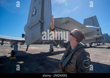 ÉTATS-UNIS Le capitaine de la Force aérienne Hunter Hayes, Pilote Thunderbolt II A-10 affecté au groupe de chasseurs 924th, base aérienne Davis-Monthan, Arizona, inspecte l'avion avant de décoller pour soutenir le RIMPAC 22 à la base des corps maritimes Hawaii 25 juillet 2022.vingt-six nations, 38 navires, trois sous-marins, Plus de 170 avions et 25 000 membres du personnel - y compris les aviateurs de la réserve Citizen du RSG 624 -- participent à la n° RIMPAC2022 de 29 juin au 4 août dans et autour des îles hawaïennes et de la Californie du Sud. Le plus grand exercice maritime international au monde, RIMPAC offre un stage unique Banque D'Images