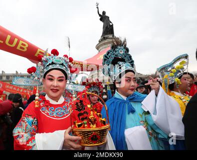 Paris, France. 22nd janvier 2023. Les participants se sont produit lors du défilé du nouvel an chinois à Paris, en France, le 22 janvier 2023. Credit: Gao Jing/Xinhua/Alamy Live News Banque D'Images