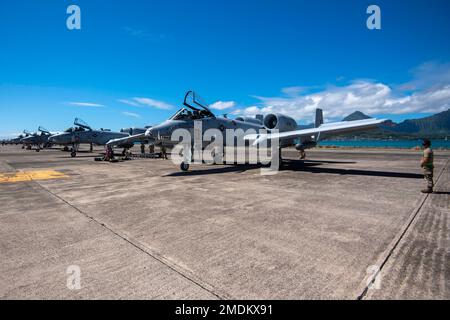 Les avions Thunderbolt II a-10 du groupe d'avions de chasse 924th de la base aérienne Davis-Monthan, en Arizona, se préparent à prendre le décollage en soutien du RIMPAC 22 à la base des corps maritimes d'Hawaï 25 juillet 2022. Vingt-six nations, 38 navires, trois sous-marins, plus de 170 avions et 25 000 membres du personnel - y compris les aviateurs du 624 RSG - participent à la #RIMPAC2022 de 29 juin à août 4 dans et autour des îles hawaïennes et de la Californie du Sud. Le plus grand exercice maritime international au monde, RIMPAC offre une occasion unique de formation tout en favorisant et en soutenant les relations de coopération Banque D'Images