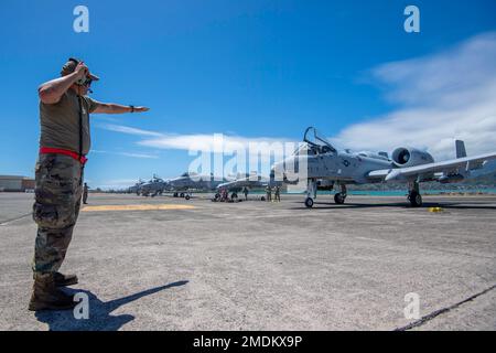 Le sergent d'état-major Kaleb Julius, chef d'équipage affecté au groupe de chasseurs 924th de la base aérienne Davis-Monthan, en Arizona, dirige un Thunderbolt II A-10 pour soutenir le RIMPAC 22 à la base des Marines Hawaii 25 juillet 2022. Vingt-six nations, 38 navires, trois sous-marins, plus de 170 avions et 25 000 membres du personnel - y compris les aviateurs du 624 RSG - participent en RIMPAC2022 du 29 juin au 4 août dans et autour des îles hawaïennes et de la Californie du Sud. Le plus grand exercice maritime international au monde, RIMPAC offre une occasion unique de formation tout en favorisant et en soutenant Banque D'Images