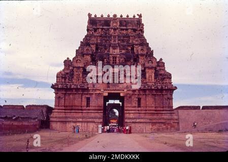 Le temple de Brihadishvara, appelé Rajarajesvaram par son constructeur, et connu localement sous le nom de Thanjai Periya Kovil et Perudaiyar Kovil, est un temple hindou Shaivinite construit dans un style architectural Chola situé sur la rive sud de la rivière Cauvery à Thanjavur, Tamil Nadu, Inde. Le temple a un énorme prakara à colonnades (couloir) et l'un des plus grands Shiva linga en Inde. Il est également célèbre pour la qualité de sa sculpture, ainsi que pour l'emplacement qui a commandé le laiton Nataraja, Shiva comme seigneur de la danse, au 11th siècle. Banque D'Images