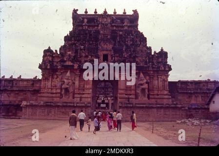 Le temple de Brihadishvara, appelé Rajarajesvaram par son constructeur, et connu localement sous le nom de Thanjai Periya Kovil et Perudaiyar Kovil, est un temple hindou Shaivinite construit dans un style architectural Chola situé sur la rive sud de la rivière Cauvery à Thanjavur, Tamil Nadu, Inde. Le temple a un énorme prakara à colonnades (couloir) et l'un des plus grands Shiva linga en Inde. Il est également célèbre pour la qualité de sa sculpture, ainsi que pour l'emplacement qui a commandé le laiton Nataraja, Shiva comme seigneur de la danse, au 11th siècle. Banque D'Images