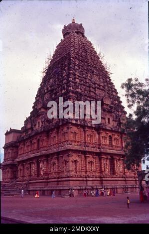 Le temple de Brihadishvara, appelé Rajarajesvaram par son constructeur, et connu localement sous le nom de Thanjai Periya Kovil et Perudaiyar Kovil, est un temple hindou Shaivinite construit dans un style architectural Chola situé sur la rive sud de la rivière Cauvery à Thanjavur, Tamil Nadu, Inde. Le temple a un énorme prakara à colonnades (couloir) et l'un des plus grands Shiva linga en Inde. Il est également célèbre pour la qualité de sa sculpture, ainsi que pour l'emplacement qui a commandé le laiton Nataraja, Shiva comme seigneur de la danse, au 11th siècle. Banque D'Images