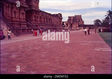 Le temple de Brihadishvara, appelé Rajarajesvaram par son constructeur, et connu localement sous le nom de Thanjai Periya Kovil et Perudaiyar Kovil, est un temple hindou Shaivinite construit dans un style architectural Chola situé sur la rive sud de la rivière Cauvery à Thanjavur, Tamil Nadu, Inde. Le temple a un énorme prakara à colonnades (couloir) et l'un des plus grands Shiva linga en Inde. Il est également célèbre pour la qualité de sa sculpture, ainsi que pour l'emplacement qui a commandé le laiton Nataraja, Shiva comme seigneur de la danse, au 11th siècle. Banque D'Images