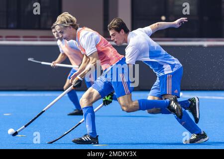BHUBANESWAR - Justen Blok (L, NED) et Teun Beins (NED) lors de l'entraînement menant aux quarts de finale de la coupe du monde de hockey en Inde. AP WILLEM VERNES Banque D'Images