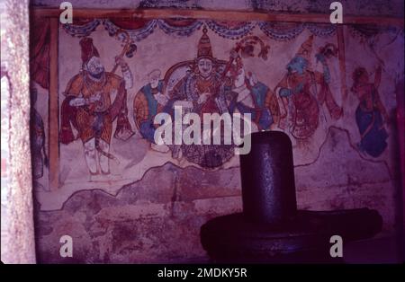 Le temple de Brihadishvara, appelé Rajarajesvaram par son constructeur, et connu localement sous le nom de Thanjai Periya Kovil et Perudaiyar Kovil, est un temple hindou Shaivinite construit dans un style architectural Chola situé sur la rive sud de la rivière Cauvery à Thanjavur, Tamil Nadu, Inde. Le temple a un énorme prakara à colonnades (couloir) et l'un des plus grands Shiva linga en Inde. Il est également célèbre pour la qualité de sa sculpture, ainsi que pour l'emplacement qui a commandé le laiton Nataraja, Shiva comme seigneur de la danse, au 11th siècle. Banque D'Images