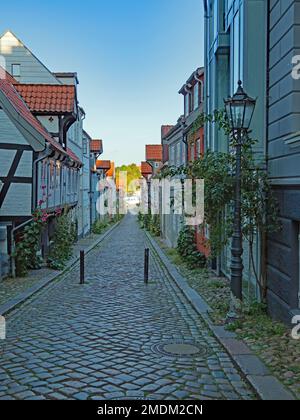 Vue dans une ruelle étroite avec des maisons historiques dans la vieille ville de Flensburg, Schleswig-Holstein, Allemagne Banque D'Images