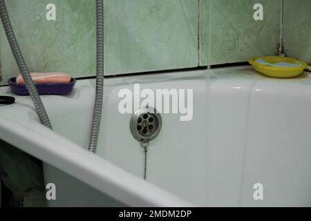 Une salle de bains ancienne dans un appartement soviétique sans rénovation, une salle de bains avec de vieilles rénovations, une salle de bains Banque D'Images