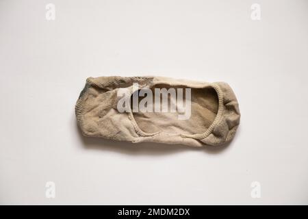 vieilles chaussettes courtes sales claires sur fond blanc, chaussettes sales, chaussettes courtes Banque D'Images