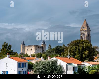 Noirmoutier, France 2023, vue sur le château et la tour de l'église historique l'une des rares attractions touristiques de cette ville Banque D'Images