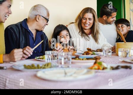 Bonne famille latine avoir plaisir à manger ensemble à la maison - Focus sur le visage de grand-mère Banque D'Images