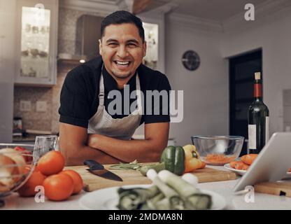 Homme, portrait heureux et cuisine en cuisine pour une alimentation saine, un régime alimentaire et une salade de légumes biologiques. Jeune homme, chef bonheur et sourire pour Banque D'Images