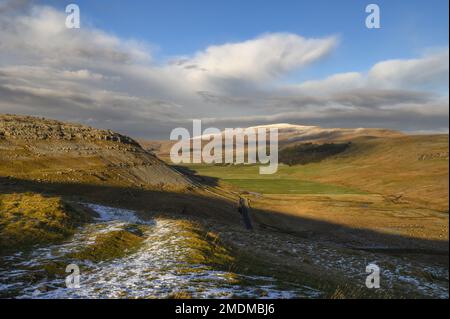 Le long de la voie de la route Turbary à la route Kingsdale avec Whernside au loin, Yorkshire Banque D'Images