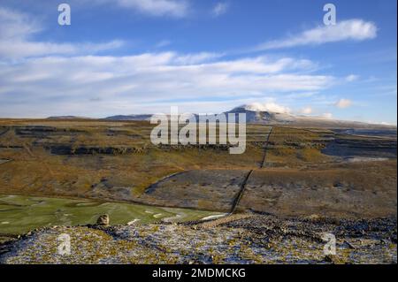 Ingleborough vu de l'autre côté au-dessus de la Pierre de la presse à fromage, Kingsdale dans les Yorkshire Dales Banque D'Images