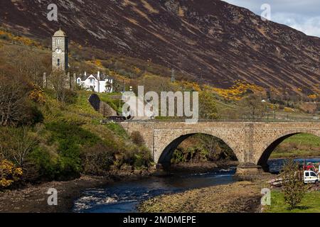 La rivière Helmsdale, l'ancien pont et le mémorial de guerre dans la Stronat de Kildonan Banque D'Images