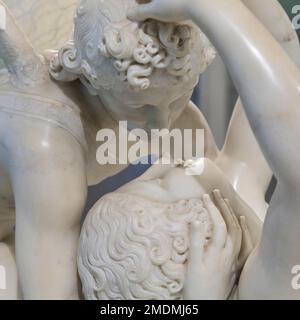 statue de cupidon et de psyché embrassant sculptée dans le marbre que croit le sculpteur adamo tadolini Banque D'Images