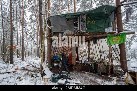 23 janvier 2023, Saxe, Ottendorf-Okrilla: Les activistes du climat marchent dans une forêt occupée par eux. L'occupation, qui a commencé à l'été 2021, est connue par le slogan 'Heibo bleibt'. La date limite pour le défrichement de la parcelle de forêt occupée au nord-est de Dresde, qui doit être défriché pour l'expansion d'une fosse de gravier, est en train de s'éteindre. Photo: Matthias Rietschel/dpa Banque D'Images