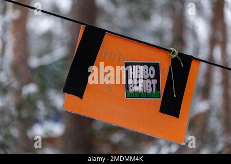 23 janvier 2023, Saxe, Ottendorf-Okrilla: Un panneau est accroché à l'entrée d'une zone forestière occupée. L'occupation, qui a commencé à l'été 2021, est connue par le slogan 'Heibo bleibt' ('Heibo reste'). La date limite pour le défrichement de la parcelle de forêt occupée au nord-est de Dresde, qui doit être défriché pour l'expansion d'une fosse de gravier, est en train de s'éteindre. Photo: Matthias Rietschel/dpa Banque D'Images