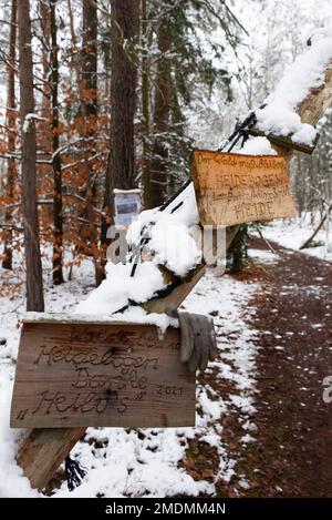 23 janvier 2023, Saxe, Ottendorf-Okrilla: Des panneaux se trouvent à l'entrée d'une zone forestière occupée. L'occupation, qui a commencé à l'été 2021, est connue par le slogan 'Heibo bleibt'. La date limite pour le défrichement de la parcelle de forêt occupée au nord-est de Dresde, qui doit être défriché pour l'expansion d'une fosse de gravier, est en train de s'éteindre. Photo: Matthias Rietschel/dpa Banque D'Images