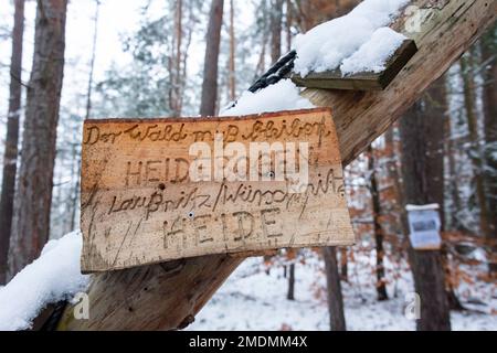 23 janvier 2023, Saxe, Ottendorf-Okrilla: Des panneaux se trouvent à l'entrée d'une zone forestière occupée. L'occupation, qui a commencé à l'été 2021, est connue par le slogan 'Heibo bleibt'. La date limite pour le défrichement de la parcelle de forêt occupée au nord-est de Dresde, qui doit être défriché pour l'expansion d'une fosse de gravier, est en train de s'éteindre. Photo: Matthias Rietschel/dpa Banque D'Images