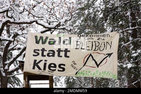 23 janvier 2023, Saxe, Ottendorf-Okrilla: Un panneau est accroché à l'entrée d'une zone forestière occupée. L'occupation, qui a commencé à l'été 2021, est connue par le slogan 'Heibo bleibt' ('Heibo reste'). La date limite pour le défrichement de la parcelle de forêt occupée au nord-est de Dresde, qui doit être défriché pour l'expansion d'une fosse de gravier, est en train de s'éteindre. Photo: Matthias Rietschel/dpa Banque D'Images