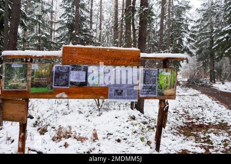 23 janvier 2023, Saxe, Ottendorf-Okrilla: Des panneaux se trouvent à l'entrée d'une zone forestière occupée. L'occupation, qui a commencé à l'été 2021, est connue par le slogan 'Heibo bleibt'. La date limite pour le défrichement de la parcelle de forêt occupée au nord-est de Dresde, qui doit être défriché pour l'expansion d'une fosse de gravier, est en train de s'éteindre. Photo: Matthias Rietschel/dpa-Zentralbild/dpa Banque D'Images
