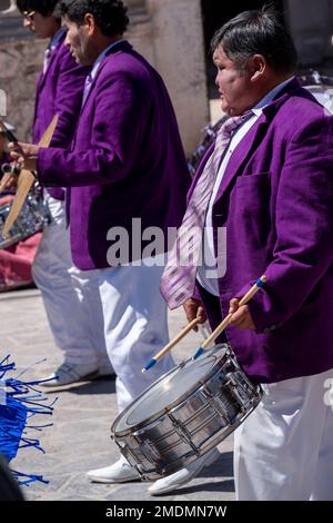 Musiciens, défilé pour l'anniversaire de la fondation d'Arequipa, Pérou Banque D'Images