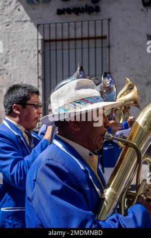 Musiciens, défilé pour l'anniversaire de la fondation d'Arequipa, Pérou Banque D'Images