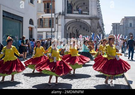 Danseurs, défilé pour l'anniversaire de la fondation d'Arequipa, Pérou Banque D'Images