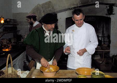 Gary Rhodes, chef de la télévision britannique et célébrité, visite des cuisines Tudor au palais de Hampton court en 2001 Banque D'Images