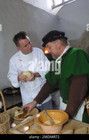 Gary Rhodes, chef de la télévision britannique et célébrité, visite des cuisines Tudor au palais de Hampton court en 2001 Banque D'Images