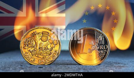 Une pièce Pound avec une pièce Euro côte à côte devant un arrière-plan flamboyant (Union Jack et drapeau européen en arrière-plan) Banque D'Images