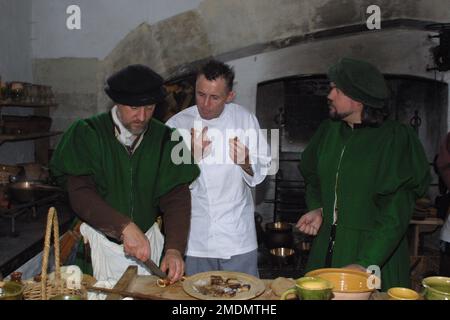 Gary Rhodes, chef de la télévision britannique et célébrité, visite des cuisines Tudor au palais de Hampton court en 2001 Banque D'Images