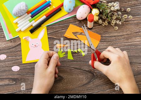 Instructions, étape 7. Carte de félicitations de Pâques avec lapin de Pâques. Fait à la main. Projet de créativité, d'artisanat, d'artisanat pour les enfants. Banque D'Images