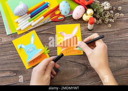 Instructions, étape 9. Carte de félicitations de Pâques avec lapin de Pâques. Fait à la main. Projet de créativité, d'artisanat, d'artisanat pour les enfants. Banque D'Images