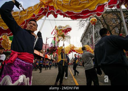 Vancouver, Canada. 22nd janvier 2023. Les gens font de la danse du dragon lors d'un défilé pour célébrer le nouvel an chinois à Vancouver, Canada, le 22 janvier 2023. Credit: Liang Sen/Xinhua/Alay Live News Banque D'Images