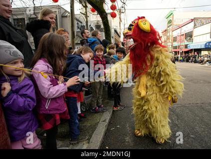 Vancouver, Canada. 22nd janvier 2023. Un interprète vêtu d'un costume de danse au lion interagit avec la foule lors d'un défilé pour célébrer le nouvel an chinois à Vancouver, Canada, le 22 janvier 2023. Credit: Liang Sen/Xinhua/Alay Live News Banque D'Images