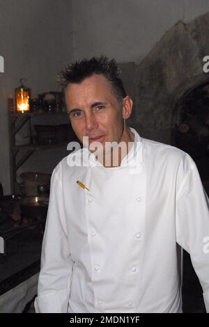 Gary Rhodes, chef de la télévision britannique et célébrité, visite des cuisines médiévales au Hampton court Palace en 2001 Banque D'Images