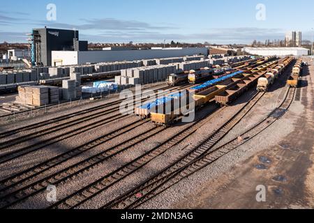 Une vue aérienne de l'usine de couchettes de béton Network Rail dans la cour de bois de Doncaster avec des rangées de traverses prêtes à être utilisées pour le projet HS2 Banque D'Images