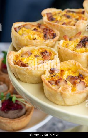 Tartelette farcie. Cuit au fromage. Hors-d'œuvre traditionnel en portions froides dans un panier à pâtisseries. Banque D'Images